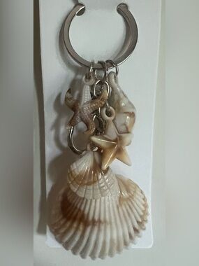 Ella Beige and Cream Seashell Keychain in Silvertone